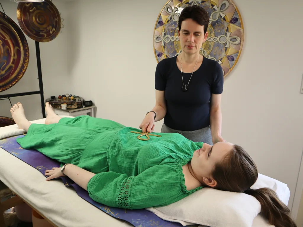 Ankh healing uitgevoerd door Miranda Brookman in haar praktijkruimte Nijverdal